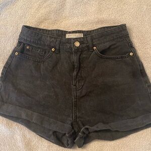 Women’s sz 6 basic black jean shorts by denim co